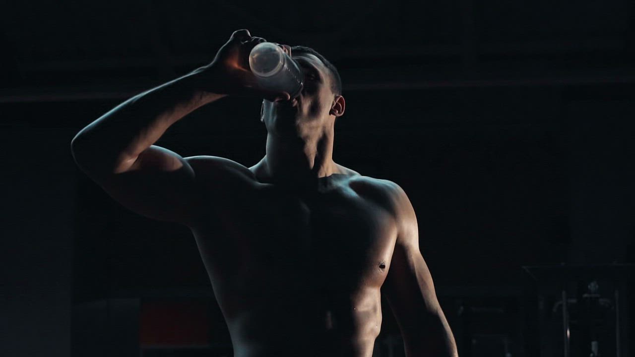 健美运动员正在喝水视频模板素材完整版免费下载
