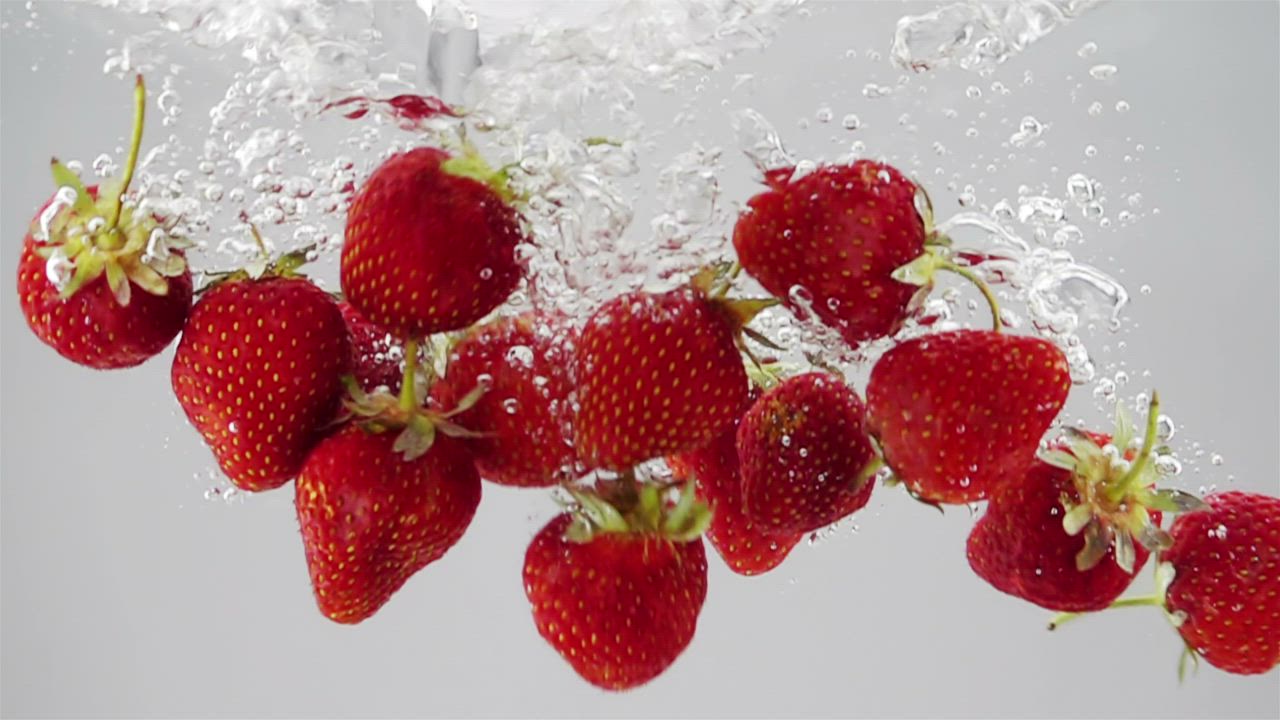 一束草莓水果落水视频模板素材完整版免费下载
