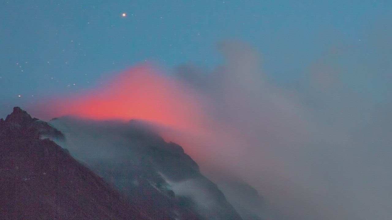 夜间活火山冒烟的特写镜头视频模板素材完整版免费下载