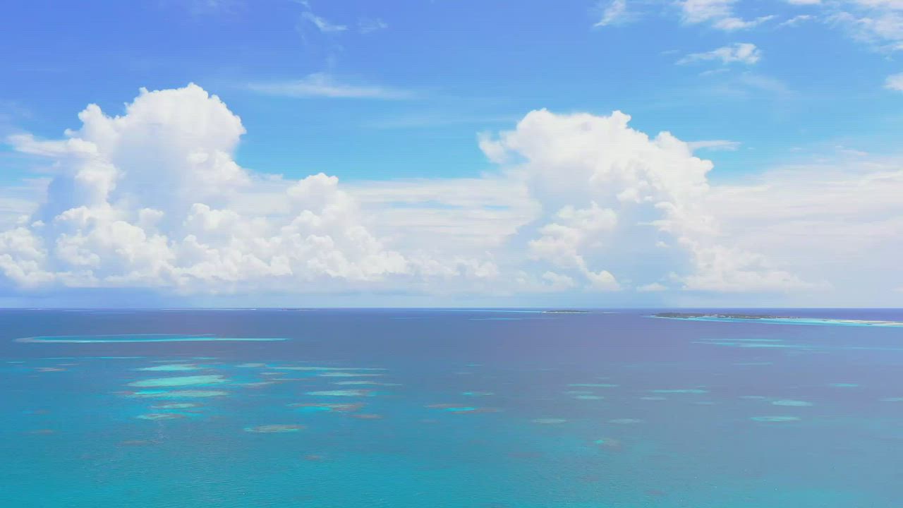 晴天大白云下蓝色调的大海鸟瞰图背景视频模板素材完整版免费下载