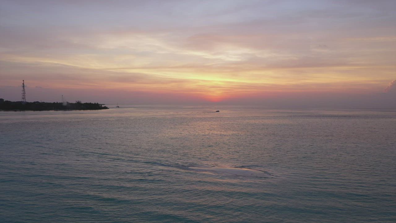 日落时平静海面景观鸟瞰图视频模板素材完整版免费下载