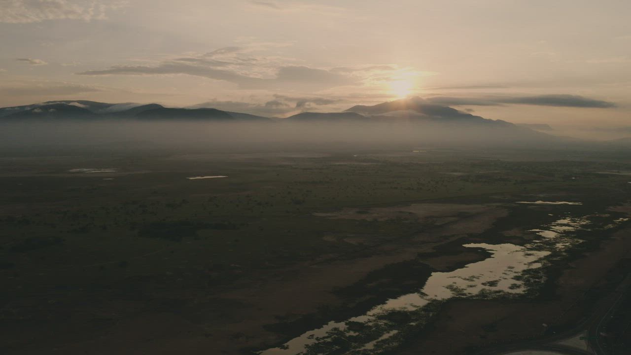 美丽的日出在晴朗的天空的山脉剪影背景视频模板素材完整版免费下载