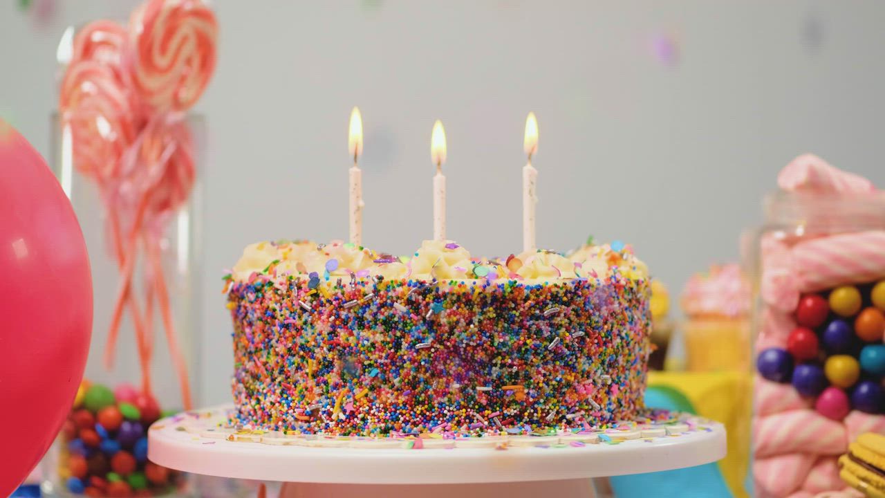 桌子上的生日蛋糕有糖果和气球视频模板素材完整版免费下载