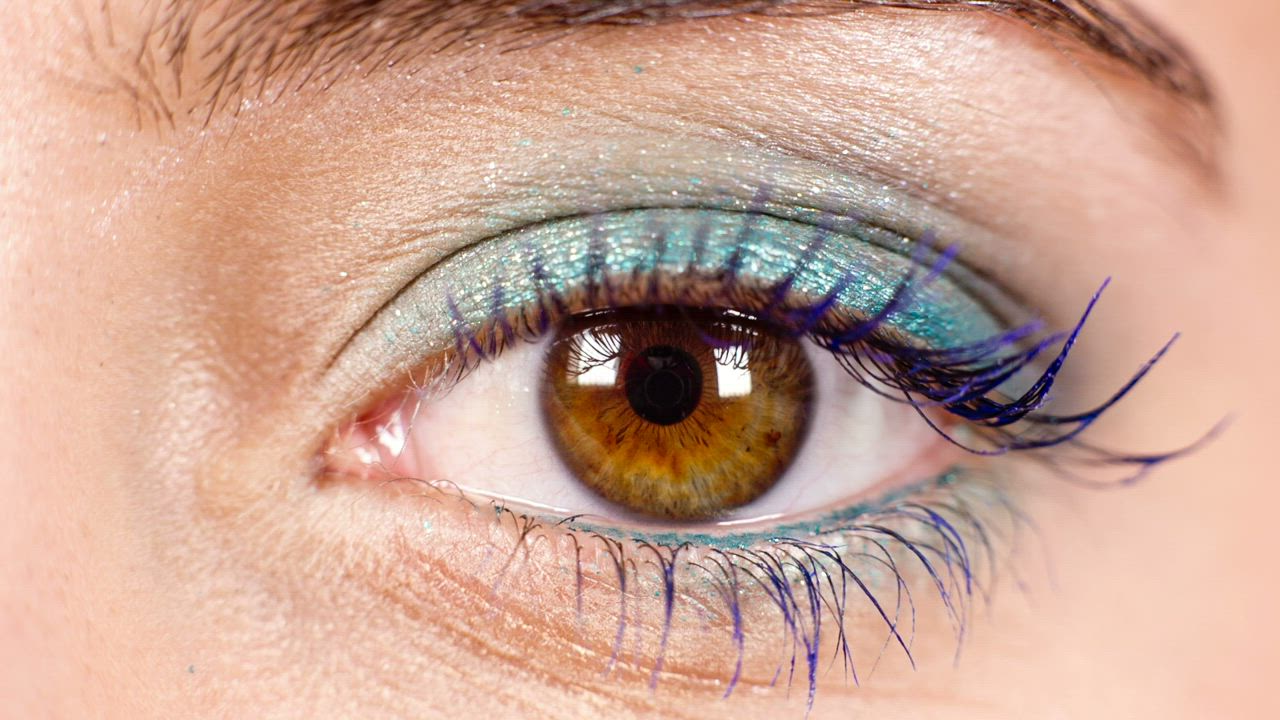 睫毛膏眼影和眼线化妆的眼睛视频模板素材完整版免费下载