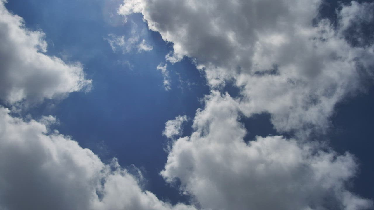 蓝天背景阳光普照的云朵在风的吹拂下左右行进背景视频模板素材完整版免费下载