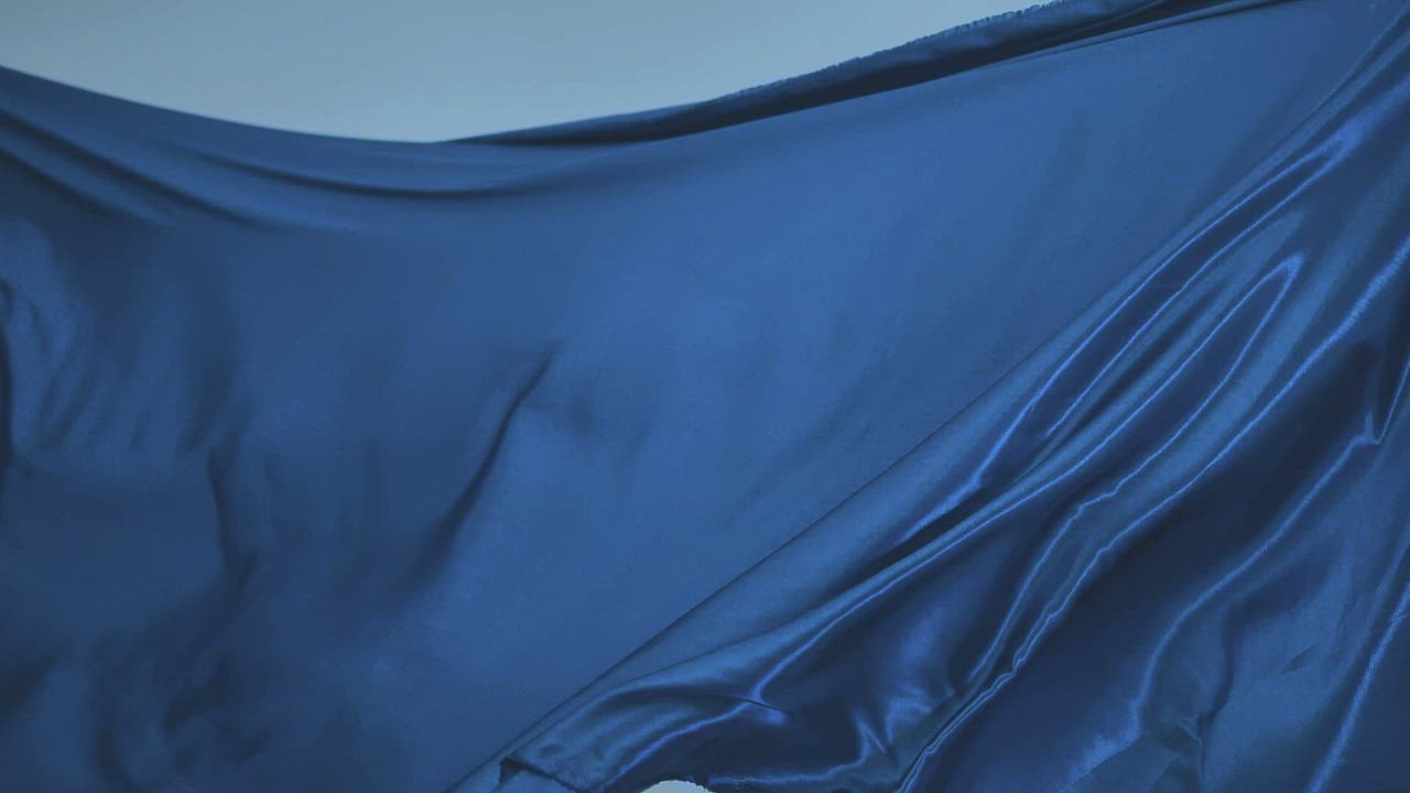 随风飘动的亮蓝色织物纹理视频模板素材完整版免费下载