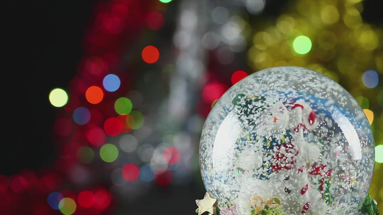 圣诞节玻璃球后面有散焦灯视频模板素材完整版免费下载
