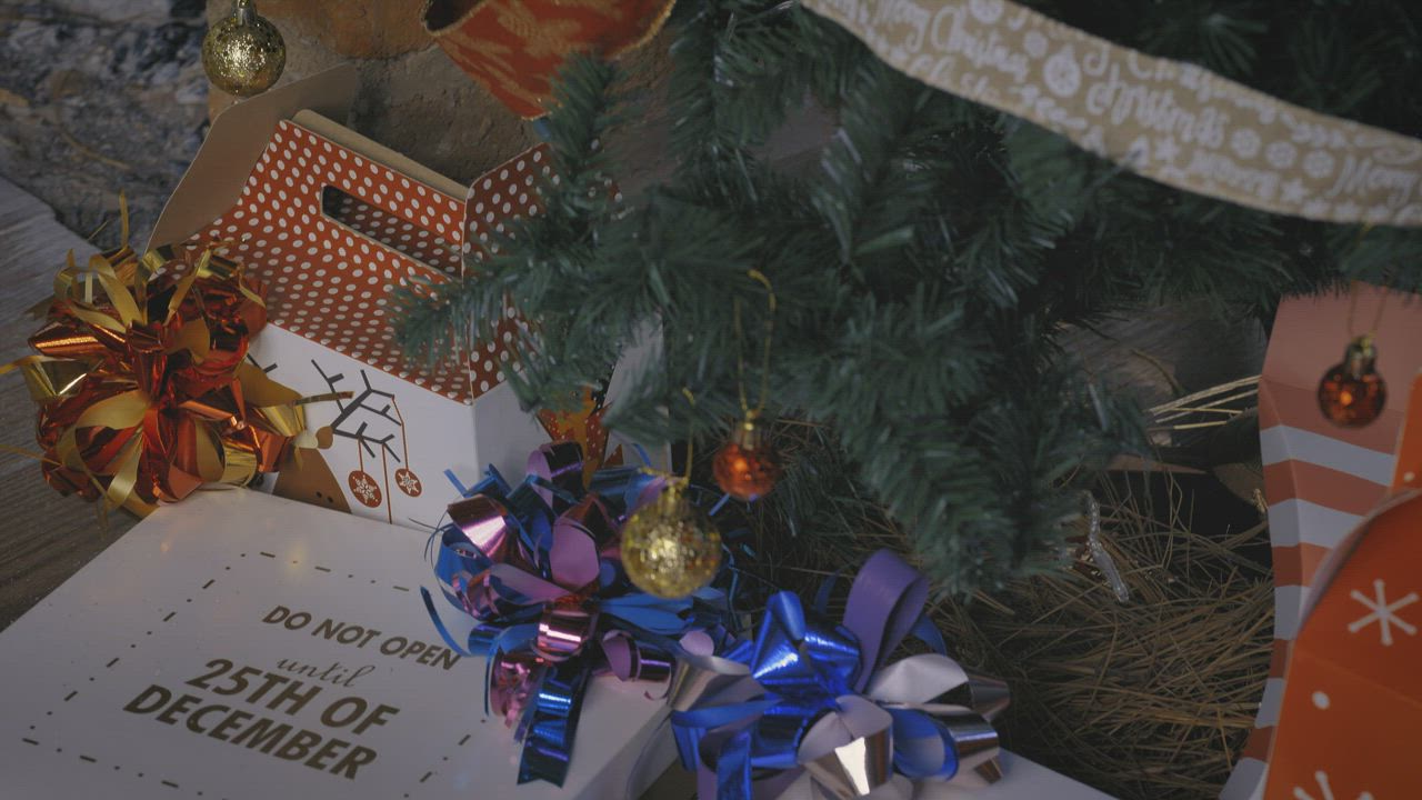 圣诞树的树枝和装饰品的特写镜头视频模板素材完整版免费下载