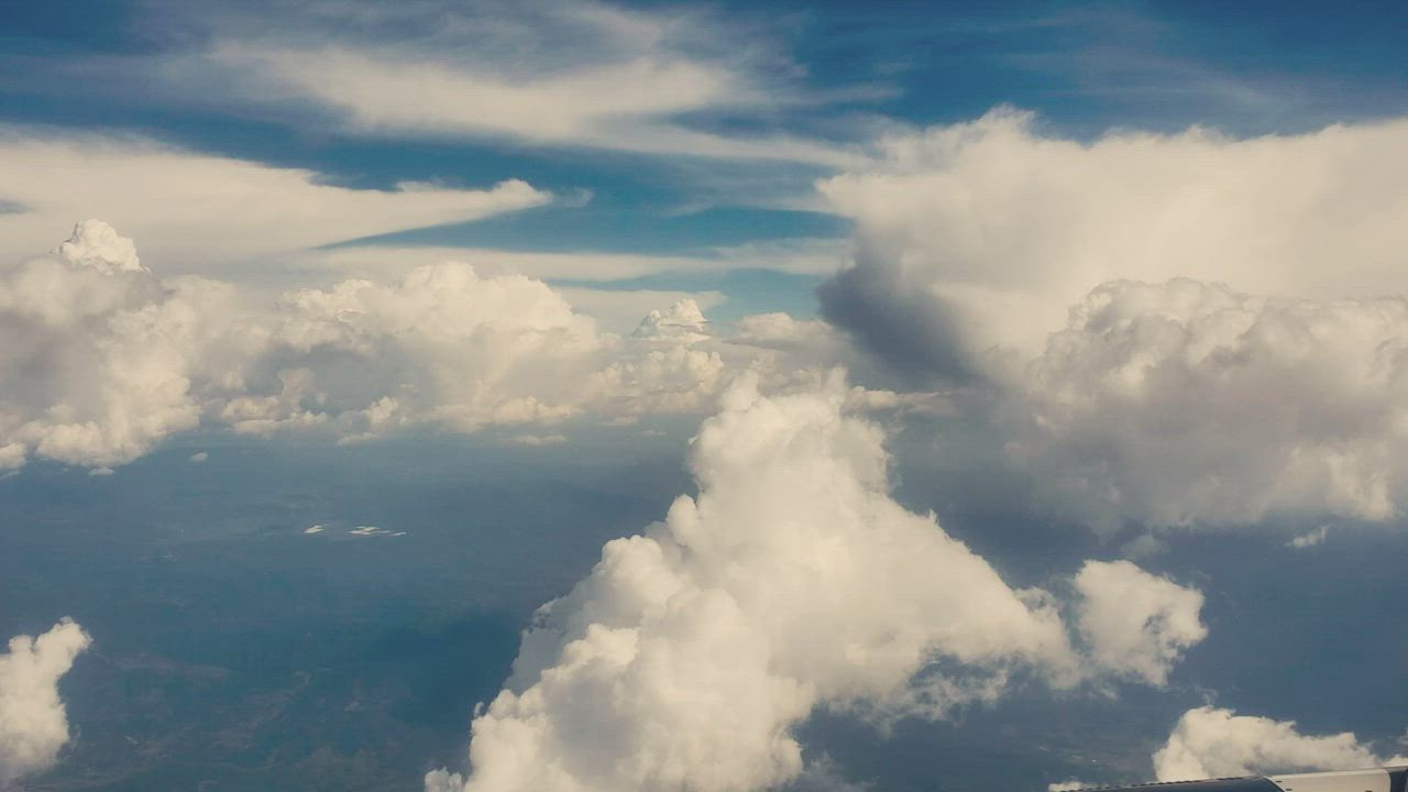 天空背景视频在飞机上飞过云层鸟瞰绿色的山脉背景视频模板素材完整版免费下载