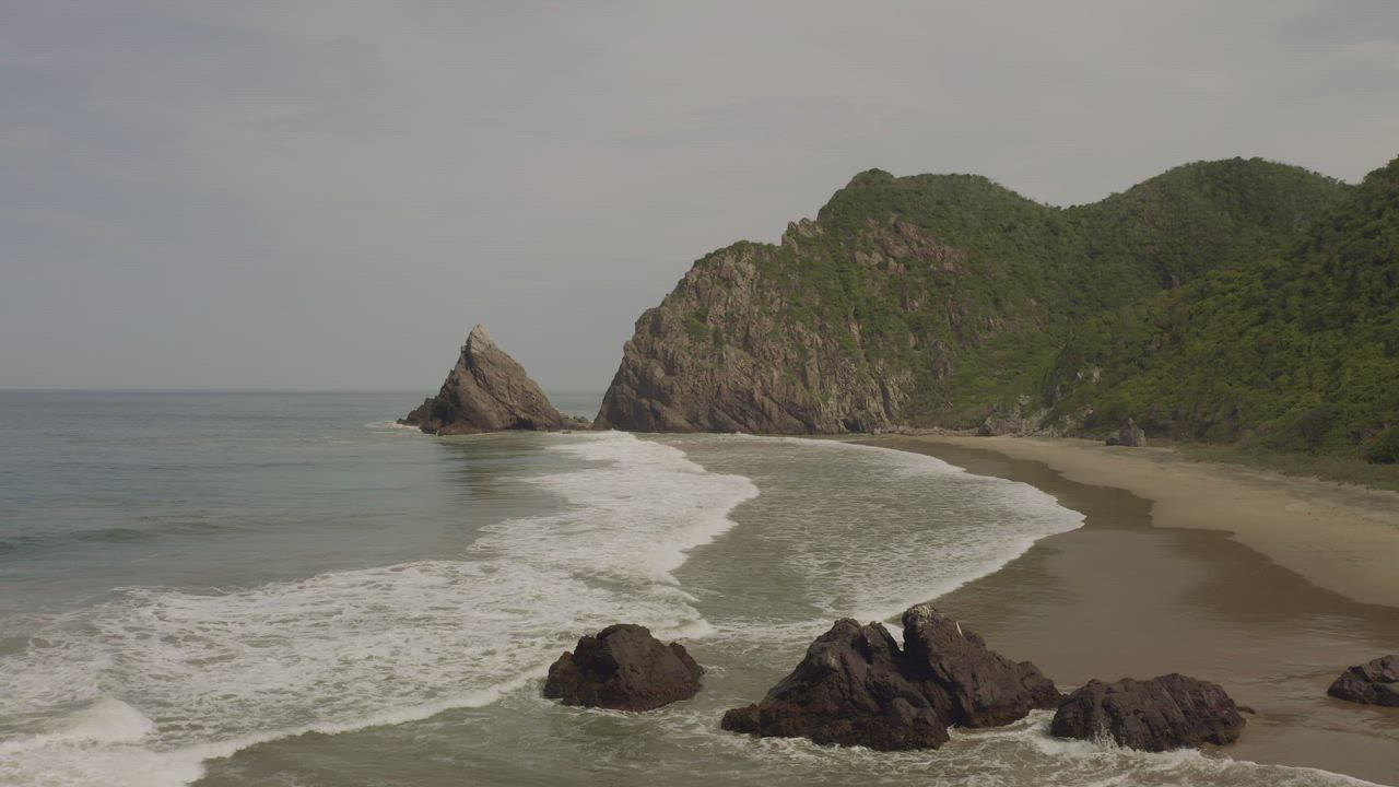 在山附近的沙滩上海浪的沿海景观的航拍镜头背景视频模板素材完整版免费下载
