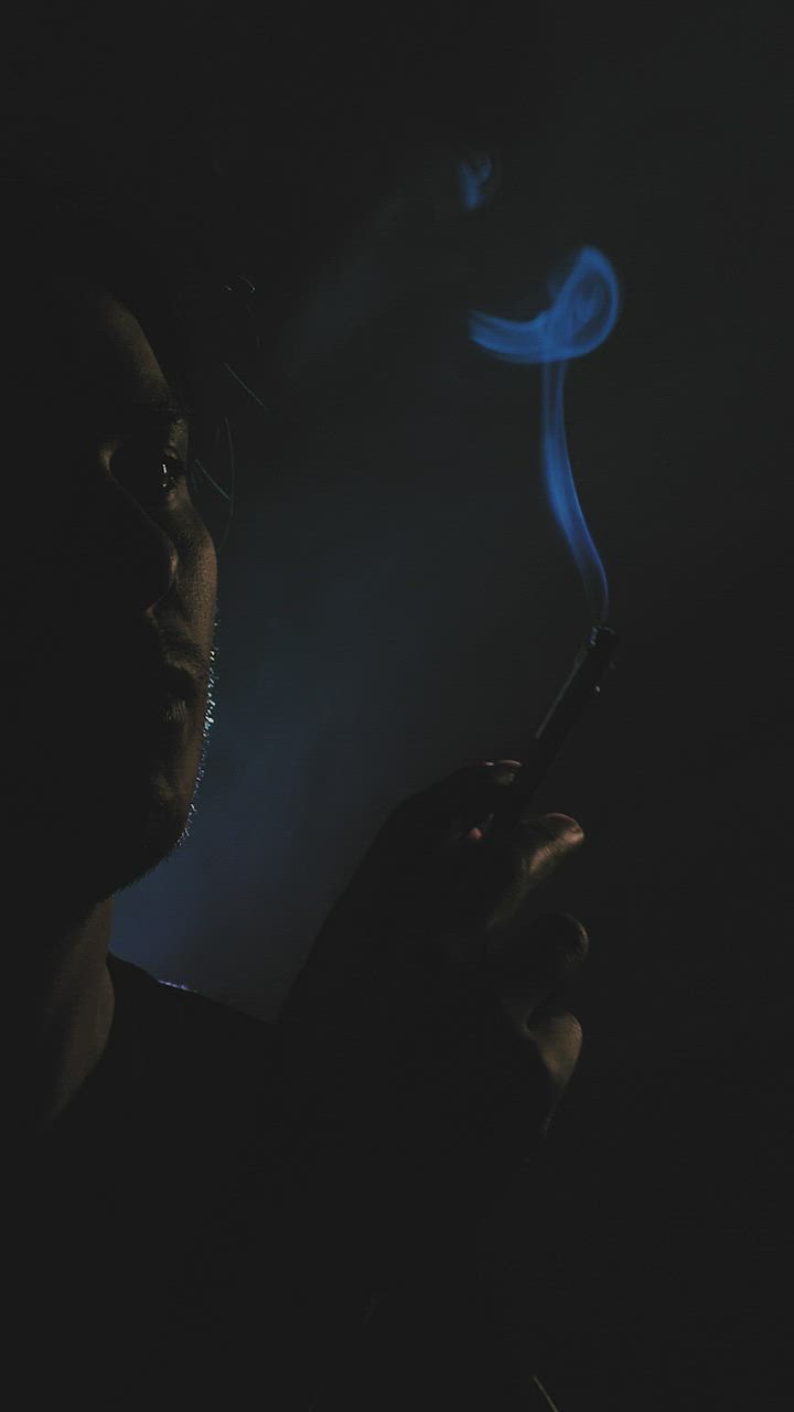 沮丧的家伙在黑暗中抽烟视频模板素材完整版免费下载