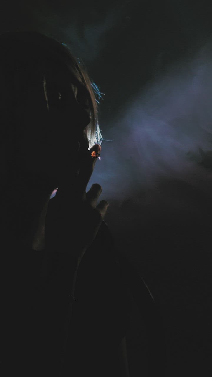 女孩在阴影中抽烟，有背光视频模板素材完整版免费下载