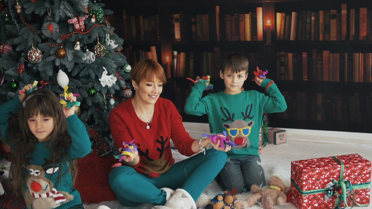 幸福的家庭庆祝圣诞节视频模板素材完整版免费下载
