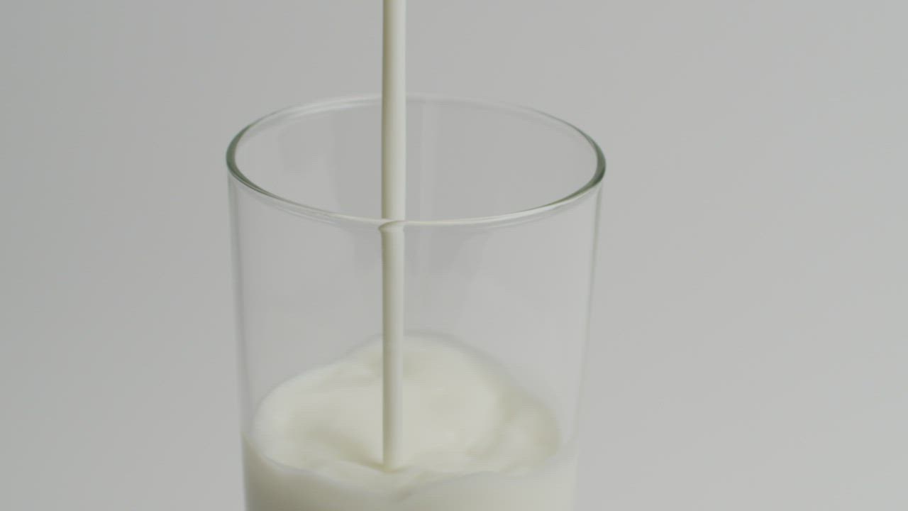 牛奶倒入杯中视频模板素材完整版免费下载