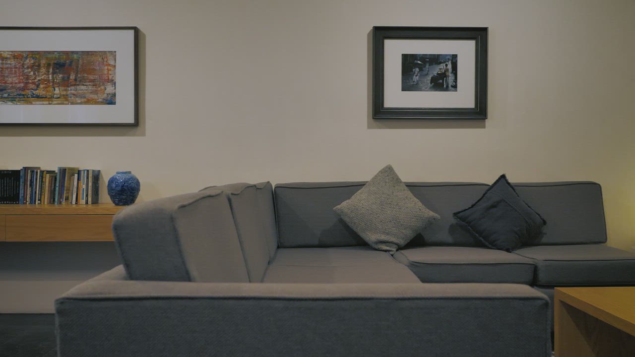 简约客房配有灰色沙发视频模板素材完整版免费下载