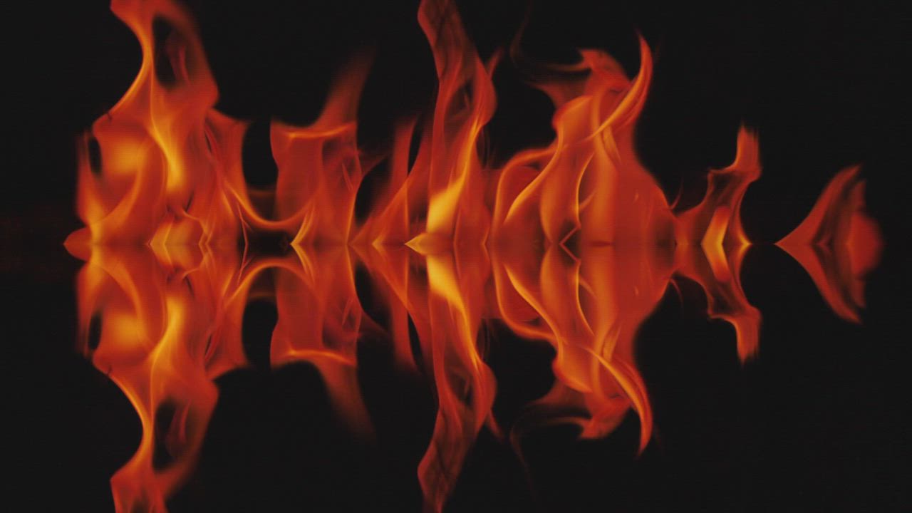 水平对齐的红色火焰在黑色背景上燃烧的镜面效果视频模板素材完整版免费下载