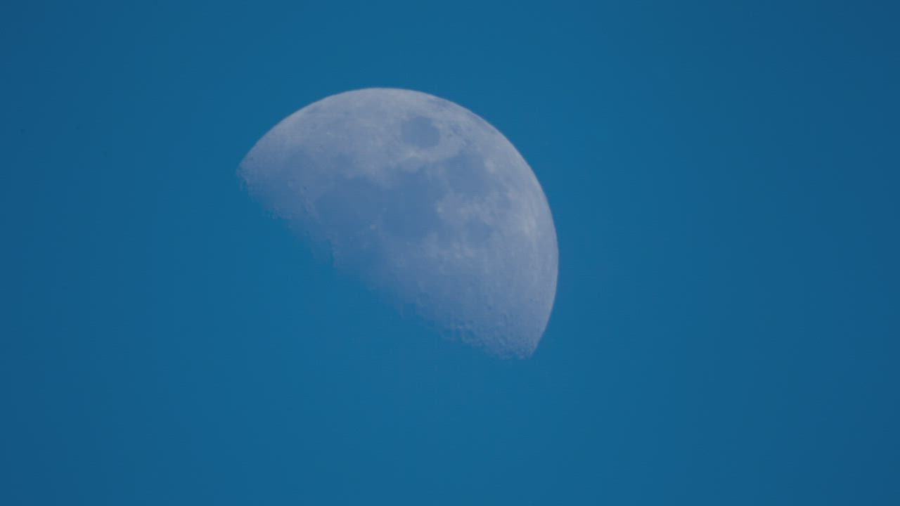 半灰色的月亮特写在蓝色背景上视频模板素材完整版免费下载