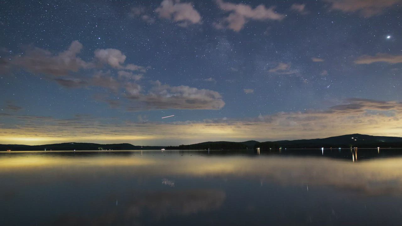 夜空与星星在平静的湖面，延时摄影。禅水与云和星星在天空中运动背景视频模板素材完整版免费下载