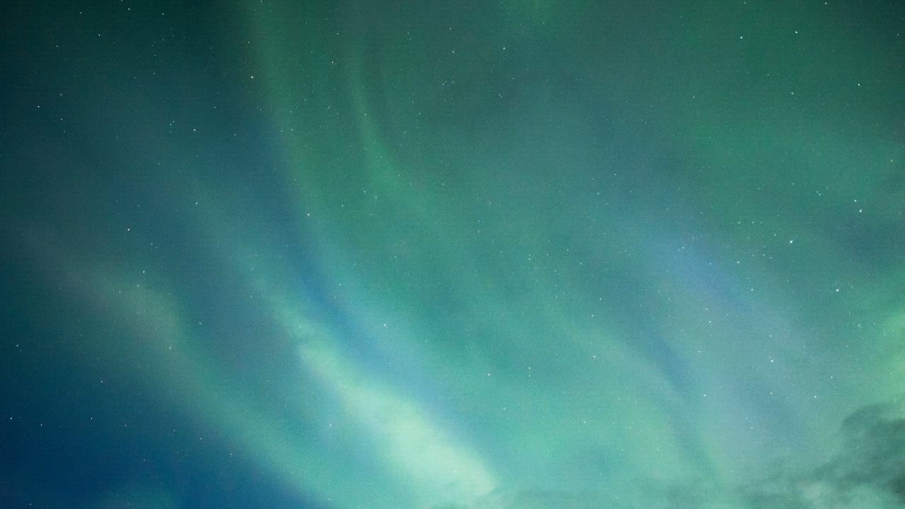 北极光在夜空中以蓝色和绿色移动的延时摄影背景视频模板素材完整版免费下载