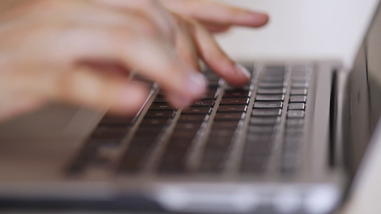 在笔记本电脑键盘上缓慢打字时一个人的手的特写视图背景视频模板素材完整版免费下载