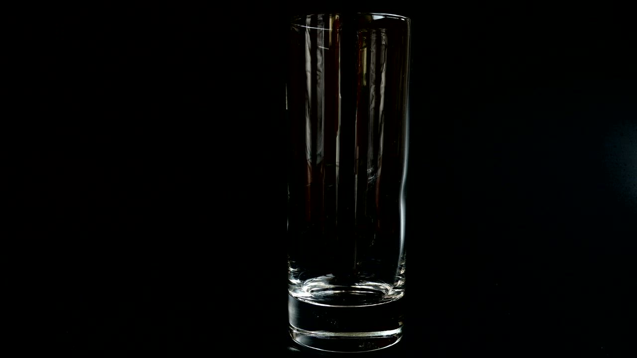 将冰和柠檬水倒入黑色背景的玻璃杯中视频模板素材完整版免费下载