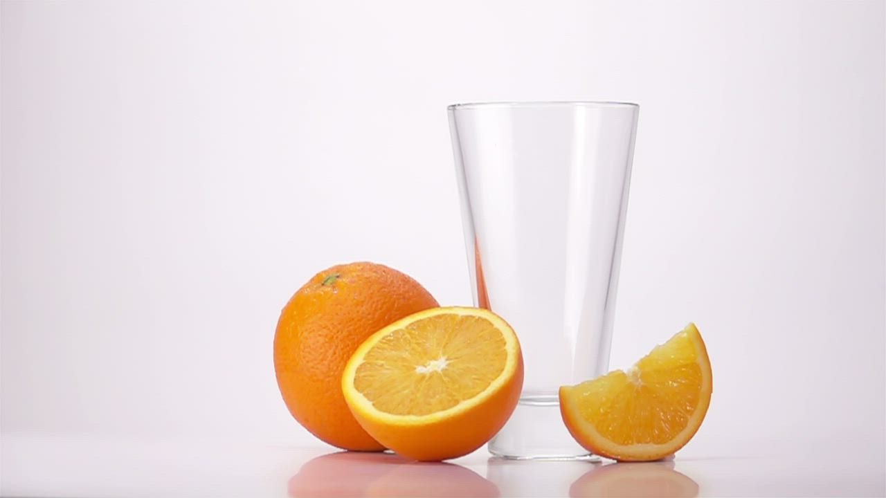 将橙汁倒入玻璃杯中视频模板素材完整版免费下载