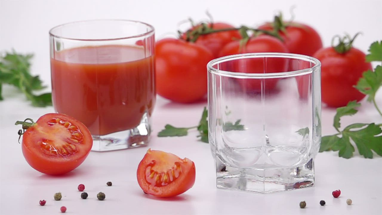 将番茄汁倒入玻璃杯中视频模板素材完整版免费下载