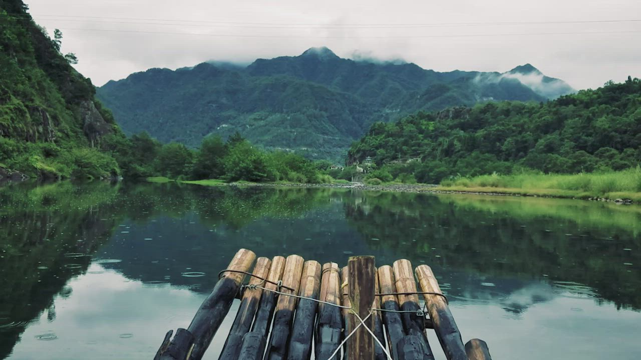 郁郁葱葱的森林环境中沿着河流缓慢行驶的木筏背景视频模板素材完整版免费下载