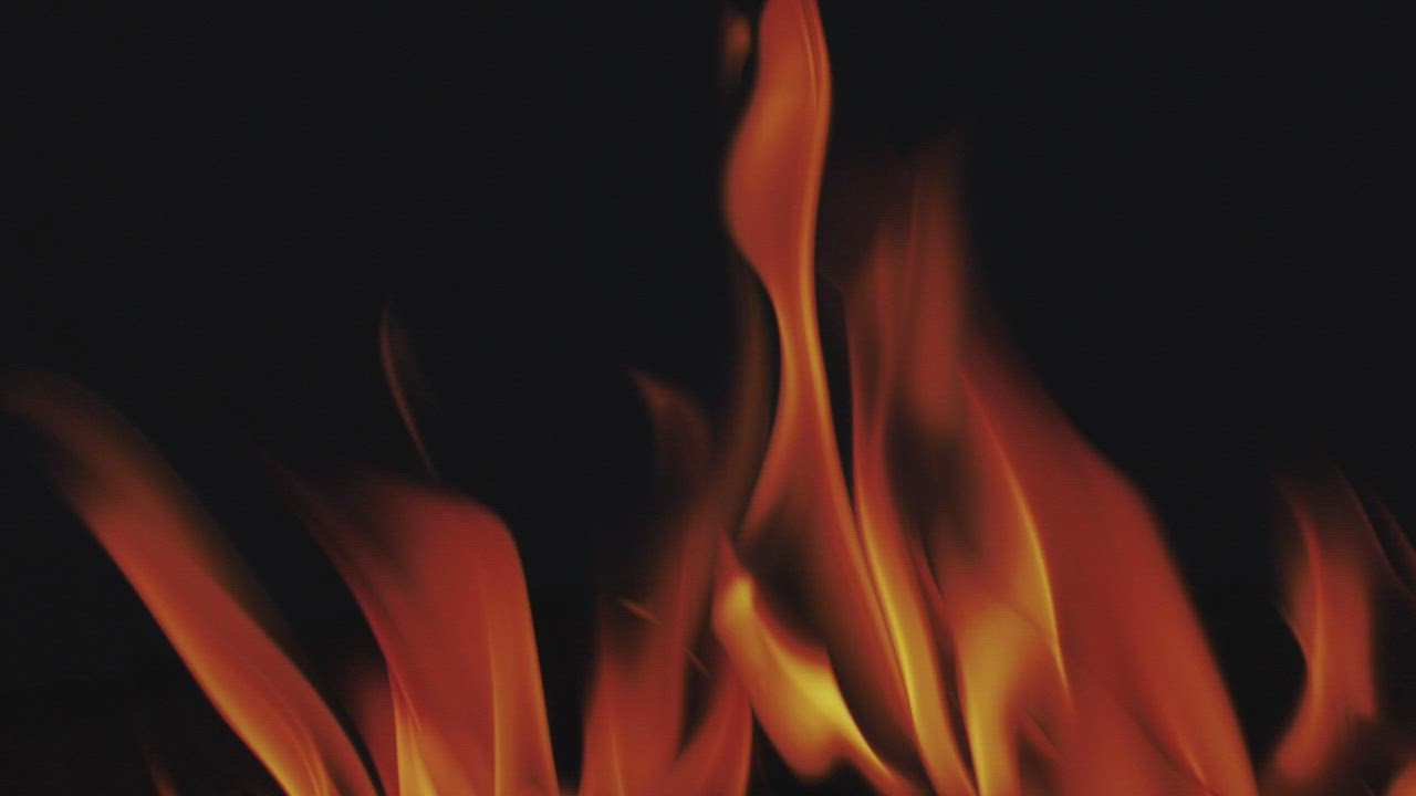 红色火焰从视频下方燃烧在黑色或深色背景上视频模板素材完整版免费下载