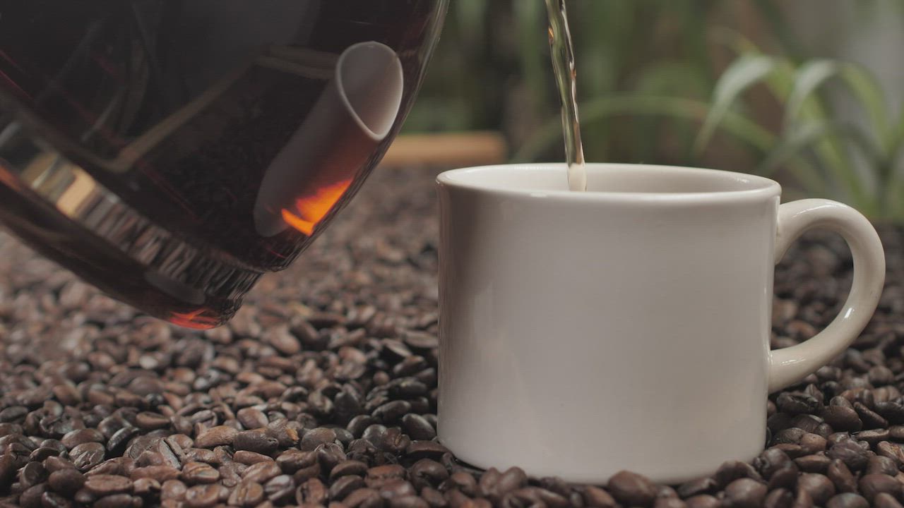 在咖啡豆上用杯子供应咖啡视频模板素材完整版免费下载