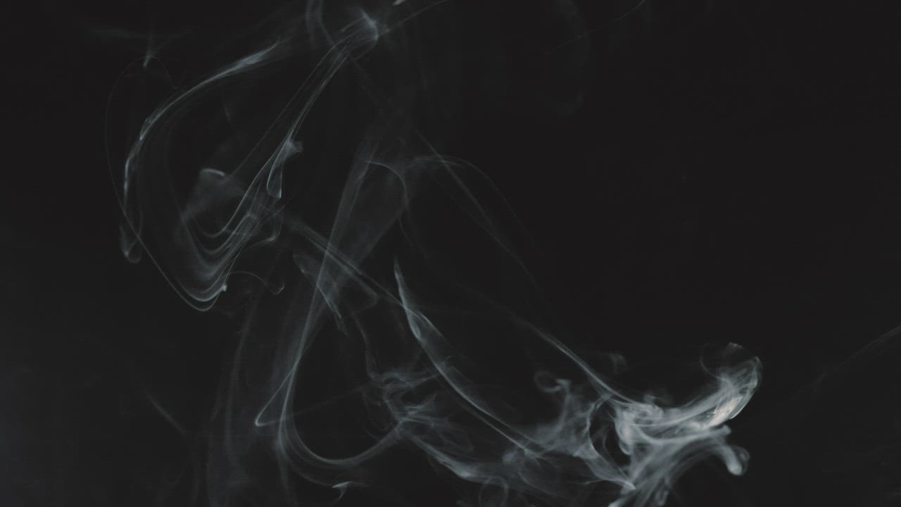 黑色背景上的烟雾在运动中旋转背景视频模板素材完整版免费下载