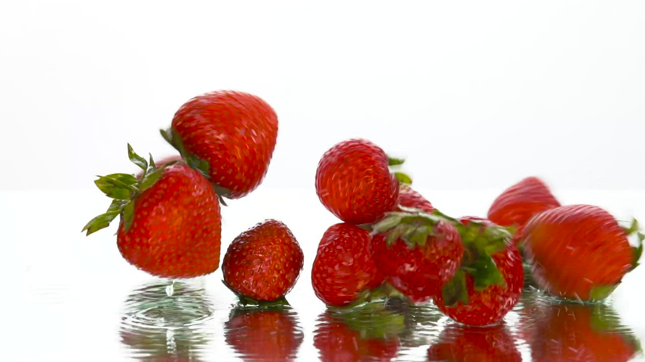 草莓落在白色背景的表面上视频模板素材完整版免费下载