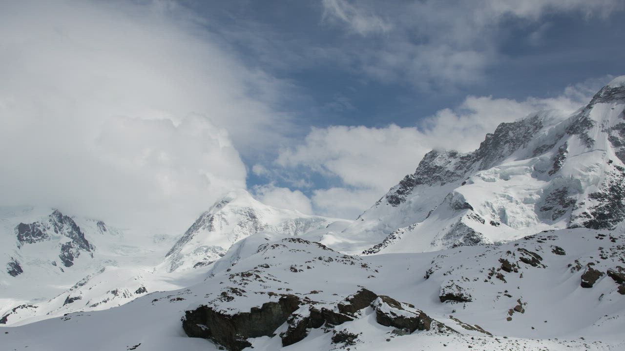 阿尔卑斯山的延时摄影雪山和云层非常接近背景视频模板素材完整版免费下载