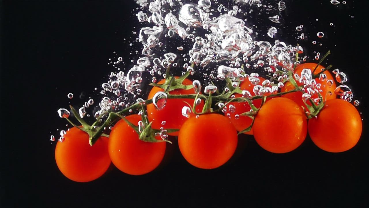 西红柿落水黑色背景视频模板素材完整版免费下载