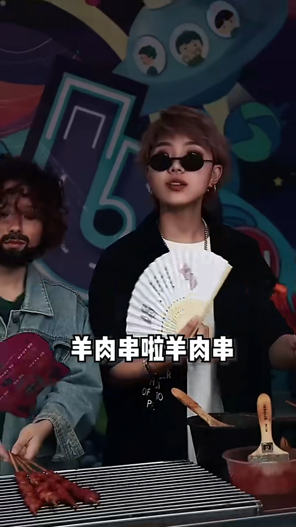 姐妹之间较量美妆化妆品推荐竖屏无水印短视频素材免费下载