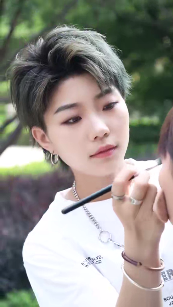 又丑又土美妆化妆品推荐竖屏无水印短视频素材免费下载