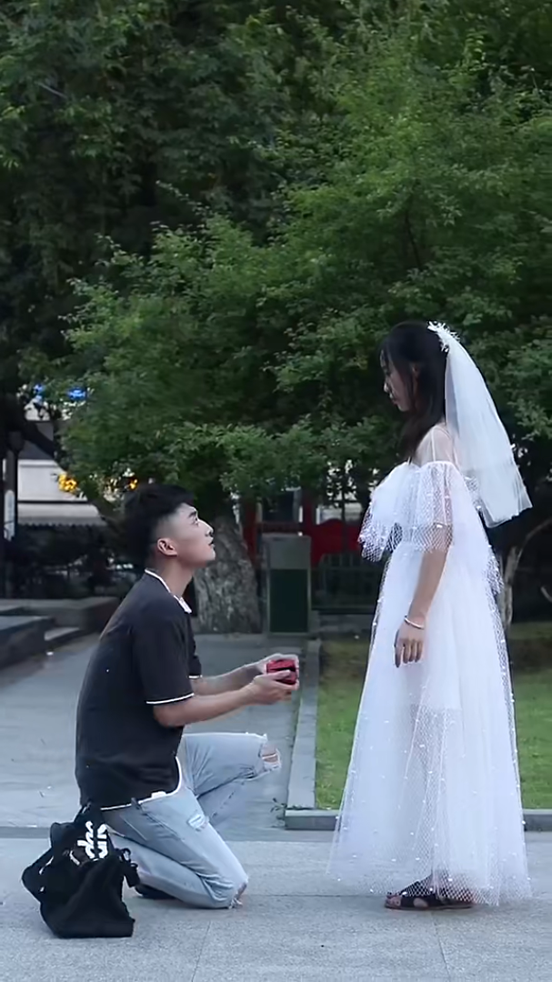 男朋友嫌弃女朋友美妆化妆品推荐竖屏无水印短视频素材免费下载